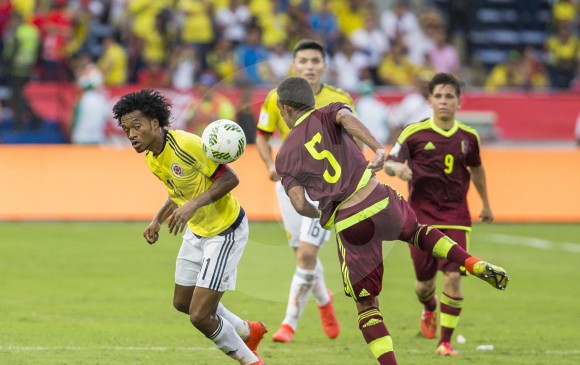 Un giocatore venezuelano anticipa di testa uno colombiano