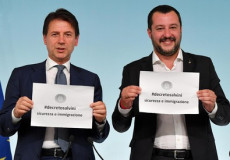 Il premier Giuseppe Conte e il ministro degli Interni, Matteo Salvini, mostrano la prima pagina del decreto legge.
