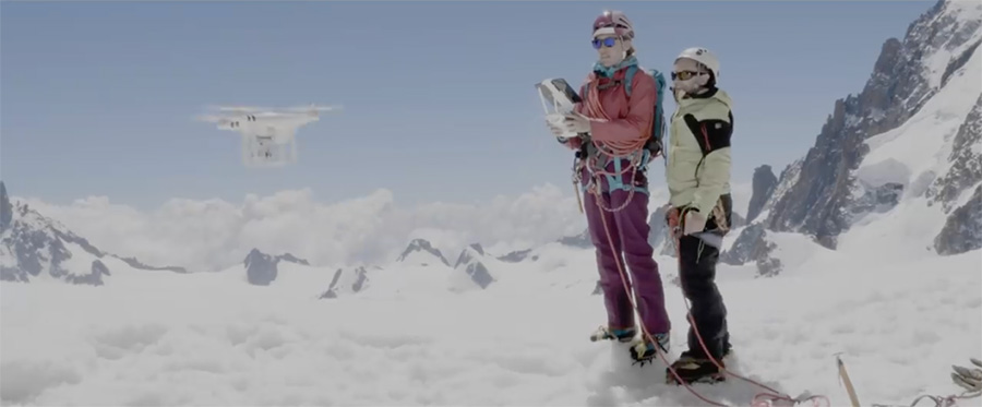 Alpinisti usando un drone.