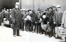 L'arrivo di emigranti italiani a Ellis Island.