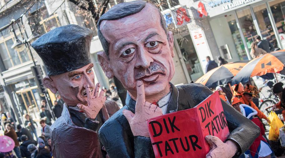 Un'immagine in cartapesta di Erdogan sfila per le strade con la scritta DIKTATUR. Archivio.