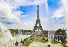 Una foto di Parigi Tour Eiffel in piena estate