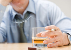 Europei. Un uomo con un bicchiere di alcool in mano e una sigaretta.