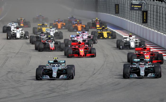 Valtteri Bottas e Lewis Hamilton inseguiti da Sebastian Vettel nel Gp di Russia.