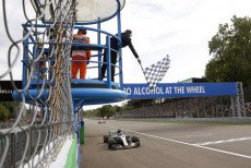 Hamilton taglia il traguardo di Monza davanti a Raikkonen.