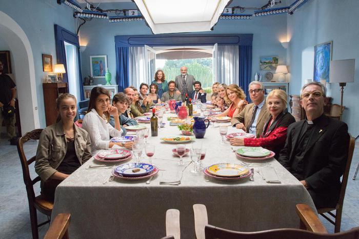 Un lunga tavola di gente a pranzo. Un'immagine dal set di ' A casa tutti bene', il nuovo film di Gabriele Muccino.