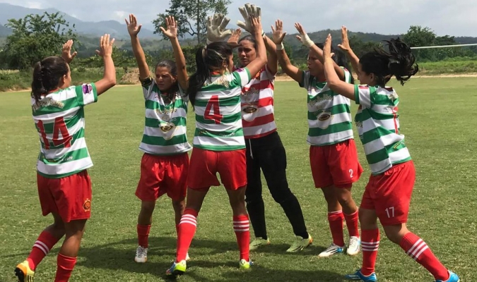 Le ragazze del Flor de Patria in festa dopo una gara della Superliga Femminile
