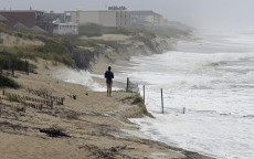 Una spiaggia del Nord Carolina devastata dal passaggio di Florence.
