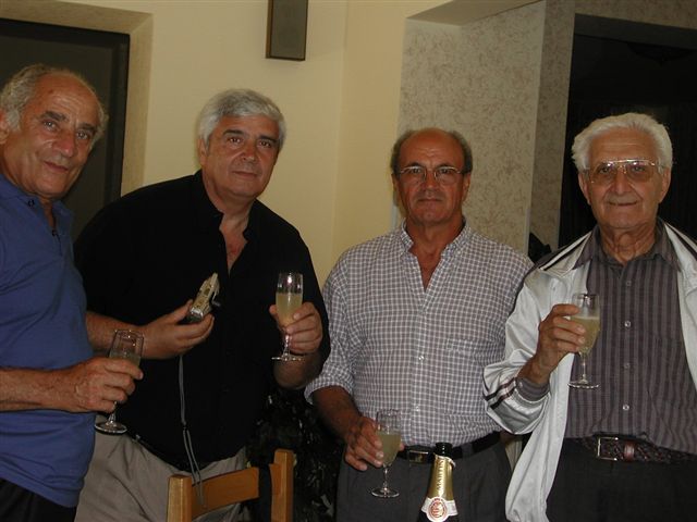 Gaetano Cario (il secondo da sinistra) in una foto d'archivio. L'Eco d'Italia