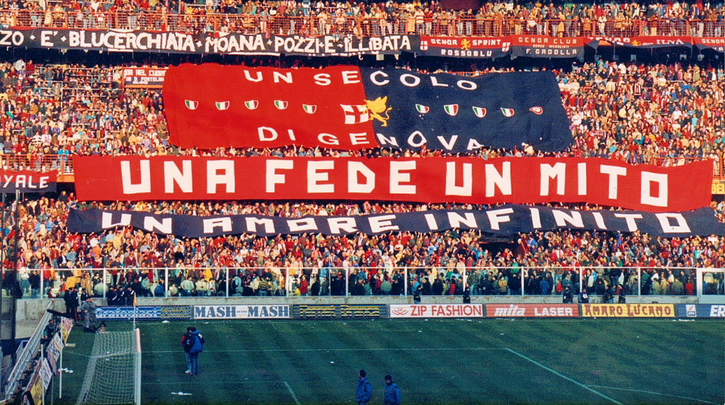 Spalti dello stadio del Genoa con colori rossoblù e cori