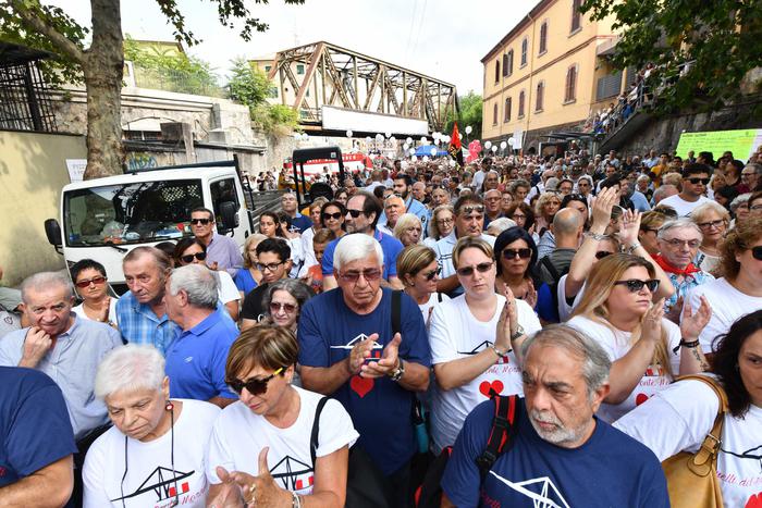 Un momento della commemorazione nel quartiere di Certosa durante il minuto di silenzio in memoria dele vittime del crollo di ponte Morandi.