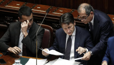 Da sinistra a destra: il Ministro del Lavoro, Luigi di Maio; il Presidente del Consiglio Giuseppe Conte e Giovanni Tria, Ministro dell'Economia e delle Finanze. Bce