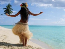 Foto di una ragazza ballando hula su una spiaggia delle Hawaii