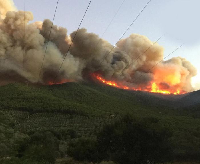 Una veduta del vasto incendio a Calci, nel Pisano,