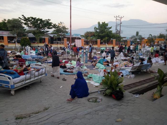 Indonesia: Nella foto dell'Indonesian National Board for Disaster Management (BNPB) si vedono gli indonesiani raggruppati in attesa degli aiuti.