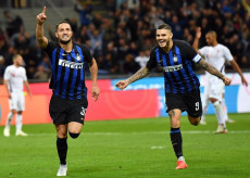 Danilo D'Ambrosio inseguito da Mauricio Icardi festeggia il gol della vittoria dell'Inter sulla Fiorentina.