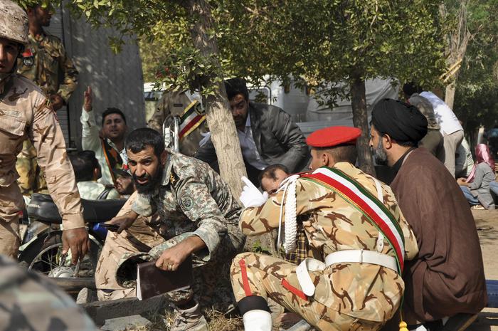 Militari iraniani si riparano durante l'attacco. Iran
