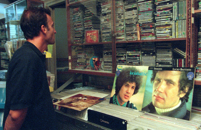 Un negozio di dischi a Roma dopo la morte di Lucio Battisti il 9 settembre 1998.