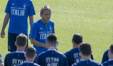 Roberto Mancini a Coverciano, dà le ultime istruzioni agli azzurri riuniti intorno a lui.