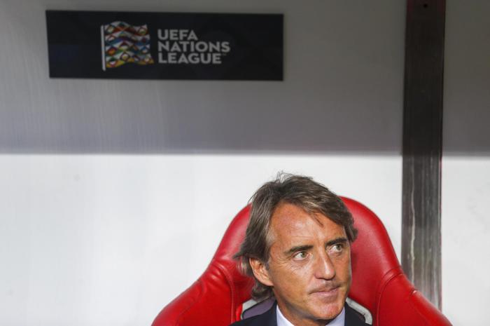 Mancini seduto sulla panchina azzurri