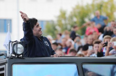 Diego Maradona acclamato dai tifosi della 'Dinamo Brest' in Bielorussia.