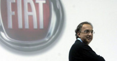 Sergio Marchionne in foto d'archivio. Alle spalle il logo della Fiat.