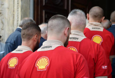 Gli operai, in tuta rossa Ferrari, entrano in chiesa a Torino per la commemorazione della morte di Sergio Marchionne presso il Duomo, Torino
