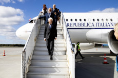 Il Presidente Sergio Mattarella scende dall'aereo in una immagine d'archivio.