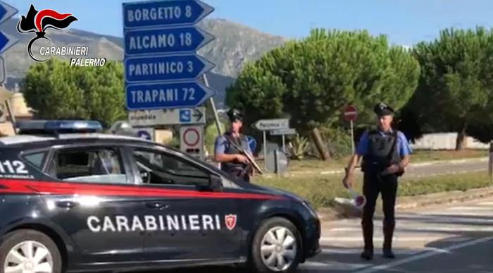 Un fermo immagine tratto da un video dei carabinieri mostra l'operazione che ha portato all'arresto di sette persone