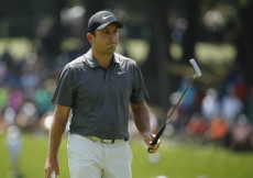 Francesco Molinari con una mazza da golf in mano