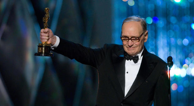 Ennio Morricone con la statuetta dell'Oscar.