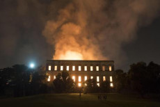 Vista notturna della facciata del Museo in fiamme.