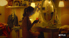 Una ragazza giovanissima seduta davanti alla toilette bianca in legno (Baby, Netflix)