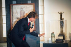 Alberto Angela durante la presentazione di "Una Notta a Pompei", mostra la bottiglia di olio