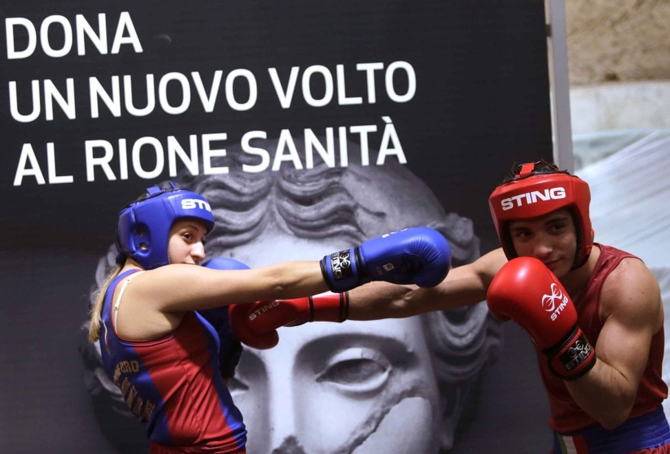 Due ragazzi in tenuta da boxe nel poster della nuova palestra di boxe nel rione Sanità, a Napoli