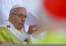 Papa Francesco in primo piano benedice