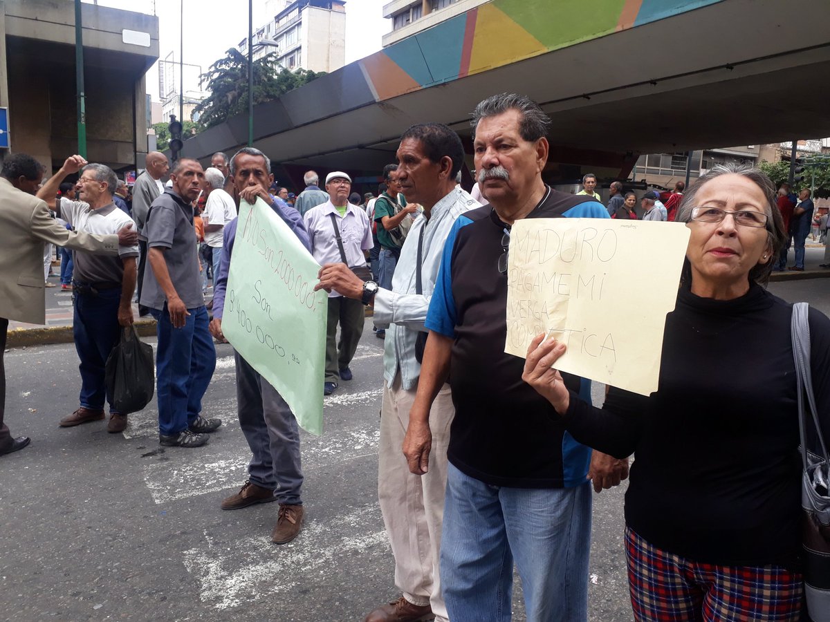 La movilización que inició este martes desde Parque Carabobo a las 10 de la mañana, estuvo bajo el marco de “Marcha por la Dignidad del Adulto Mayor”