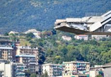 Vista spezzone del ponte Morandi crollato a Genova.