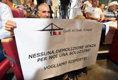 Un momento della protesta di un gruppo degli sfollati che chiedono soluzioni per i loro problemi dalle tribune del Consiglio regionale dopo il crollo di Ponte Morandi. Genova