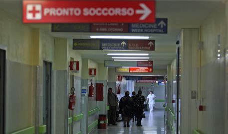 Il corridoio di un ospedale con l'indicazione di Pronto Soccorso.