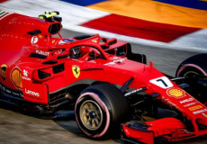 Raikkonen accende Singapore a bordo della sua Ferrari.