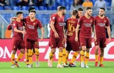 I giocatori della Roma escono dal campo soddisfatti per la vittoria sul molle Frosinone.