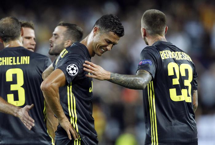 Cristiano Ronaldo consolato dai compagni di squadra dopo aver ricevuto il cartellino rosso.