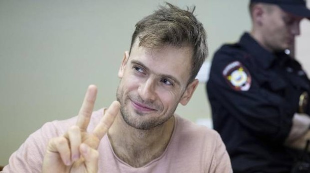 Primo piano di Pyotr Verzilov, attivista russo, con le dita a V