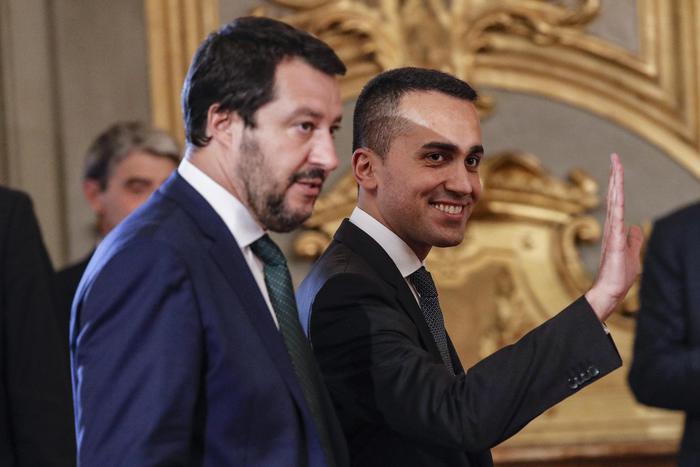 Il ministro dello Sviluppo Economico e del Lavoro Luigi di Maio (D) e il ministro dell'Interno Matteo Salvini. Europee