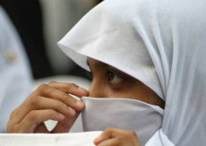 Primo piano di una ragazza con velo: Portata in Pakistan con l'inganno