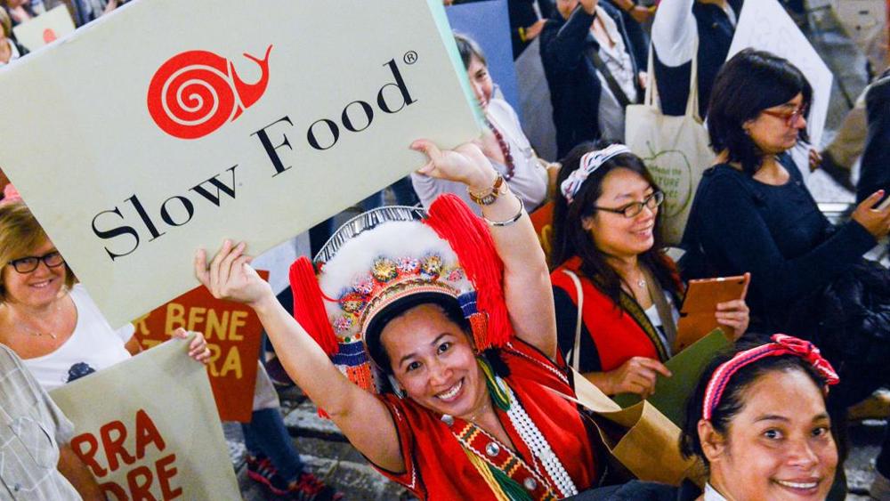 Slow Food scritto in un cartellone alla fiera di Terra Madre