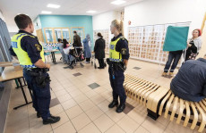 Svezia: la polizia in un seggio elettorale.