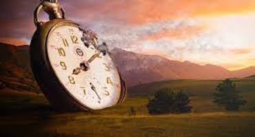 Un grande orologio che segna il tempo della memoria