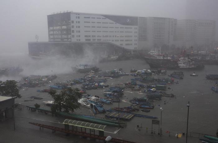 Gli effetti del tifone Mangkhut a Chai Wan Typhoon Shelter.